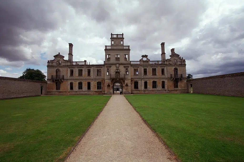 Kirbyhall_northamptonshire_photograph_by_robert_kilpin.jpg