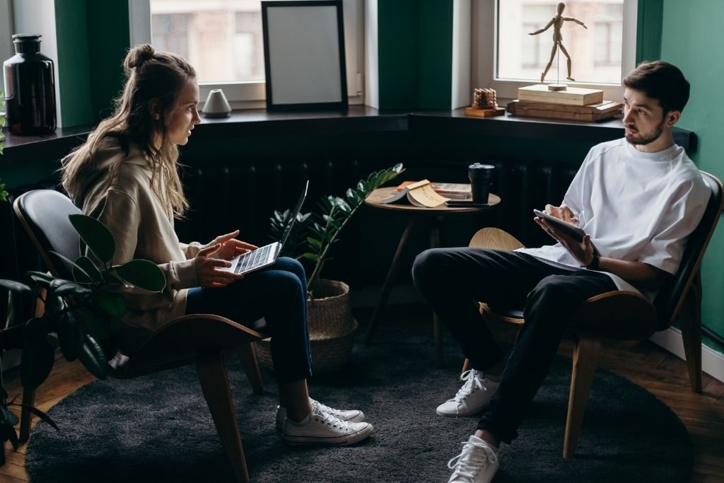 Two people talking - Which Rehab